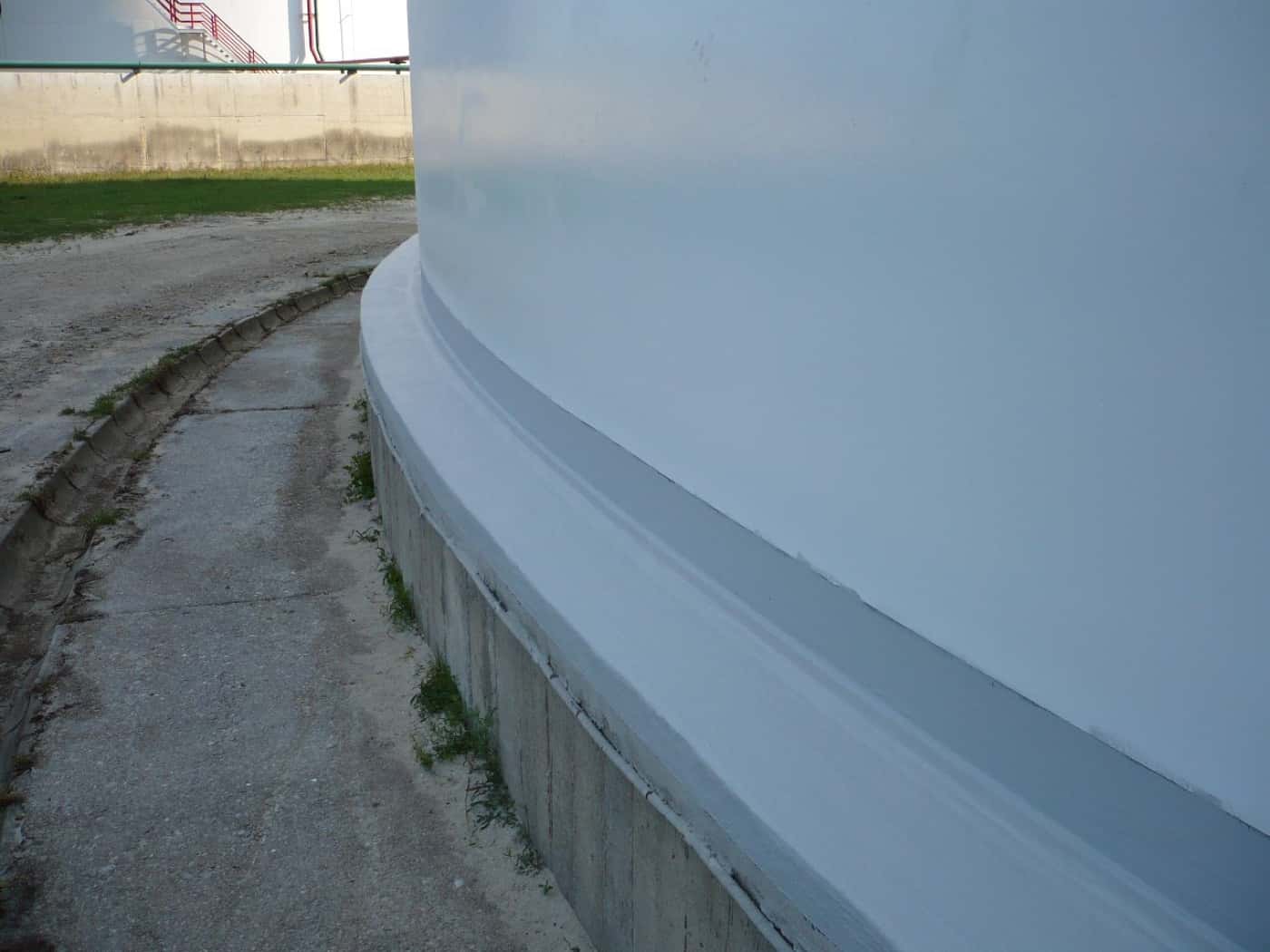 Syrup tank chime and base-to-foundation joint cleaned, rebuilt, and sealed by AAS
